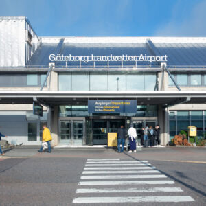 Entrén till Göteborg Landvetter Airport med gående personer framför byggnaden.